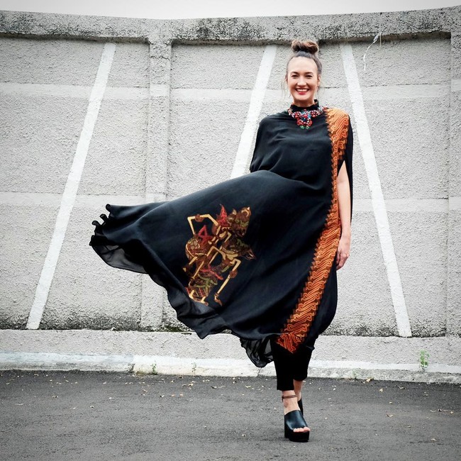 Motif wayang pada dress hitam Nadine Chandrawinata langsung menjadikannya pusat perhatian. Foto: Instagram