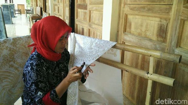Dusun Giriloyo Dewa Wukirsari Kecamatan Imogiri Bantul terkenal sebagai kampung batik tulis dan masih membuat motif-motif klasik