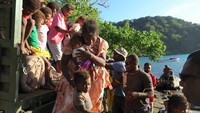 Warga Vanuatu dievakuasi, Minggu (1/10). REUTERS/Ben Bohane.