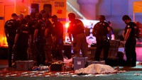 Petugas menutupi korban tewas menggunakan kain. Steve Marcus/Reuters/Las Vegas Sun.