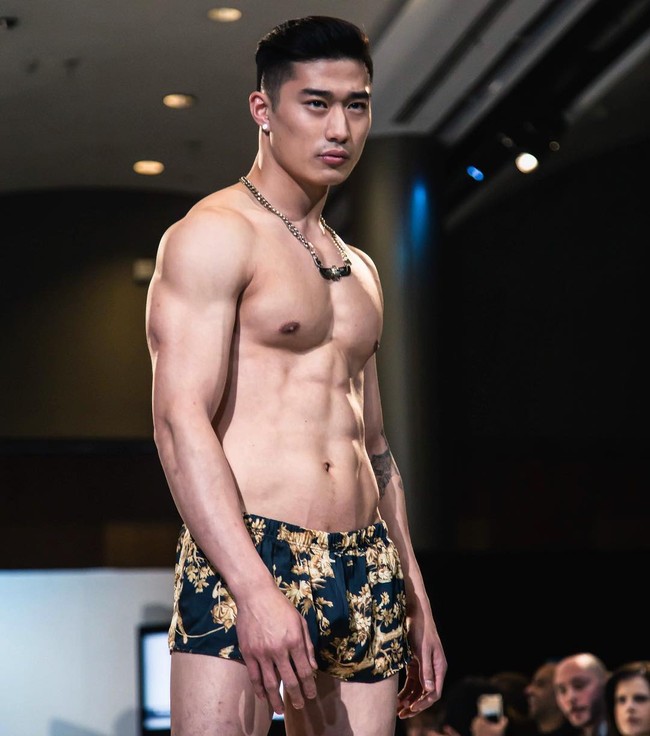 Joey mempunyai tubuh atletis, dengan perut six pack dan lengan berotot. Netizen wanita yang menghiasi halaman komentar Instagramnya kerap memuji tubuh seksi pria tampan ini. Foto: Dok. Instagram