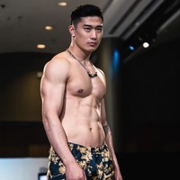 Joey mempunyai tubuh atletis, dengan perut six pack dan lengan berotot. Netizen wanita yang menghiasi halaman komentar Instagramnya kerap memuji tubuh seksi pria tampan ini. Foto: Dok. Instagram