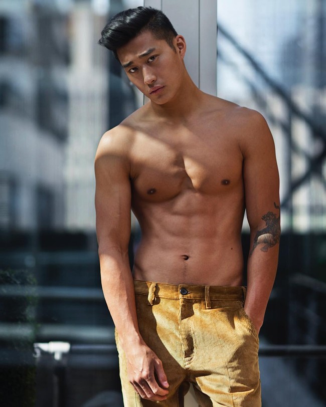 Inilah Joey Kiho Kim, dokter ganteng dan seksi dari Korea yang viral di media sosial. Sejumlah media Korea menuliskan tentang dirinya dengan judul seperti This hot Korean-American doctor will make you want to visit the doctor more often.’ Foto: Dok. Instagram