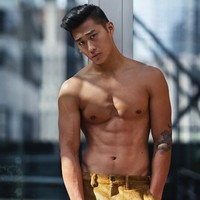 Inilah Joey Kiho Kim, dokter ganteng dan seksi dari Korea yang viral di media sosial. Sejumlah media Korea menuliskan tentang dirinya dengan judul seperti This hot Korean-American doctor will make you want to visit the doctor more often.’ Foto: Dok. Instagram