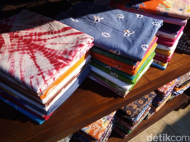 Dewasa ini semakin banyak saja seniman yang mengkreasikan batik dan membuatnya terlihat kekinian untuk dipakai generasi muda. Bukan saja dari model busana yang lebih kreatif, namun pada motif batik yang kini lebih beragam, tak hanya sekadar inspirasi dari flora atau fauna. Berikut adalah beberapa transformasi motif batik dulu dan sekarang. Foto: Bayu Ardi Isnanto/detikcom