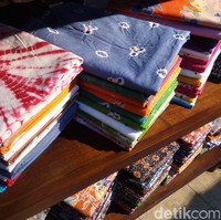 Dewasa ini semakin banyak saja seniman yang mengkreasikan batik dan membuatnya terlihat kekinian untuk dipakai generasi muda. Bukan saja dari model busana yang lebih kreatif, namun pada motif batik yang kini lebih beragam, tak hanya sekadar inspirasi dari flora atau fauna. Berikut adalah beberapa transformasi motif batik dulu dan sekarang. Foto: Bayu Ardi Isnanto/detikcom