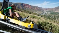 Traveler juga bisa menikmati Alpine Coaster. Wahana ini dapat traveler rasakan di semua musim dari musim panas hingga dingin (Dok. Glenwood Caverns Adventure Park/Facebook)
