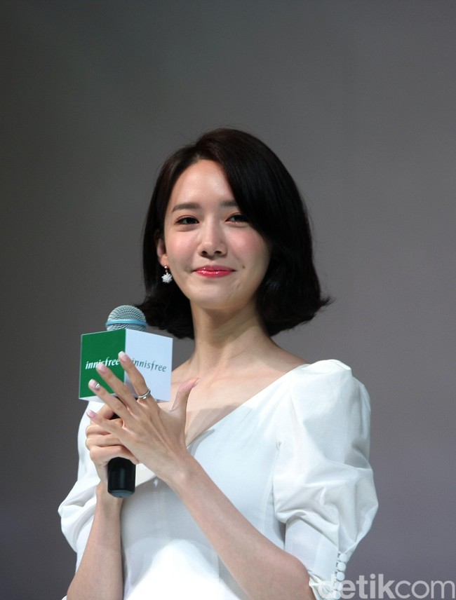 Dalam kesempatan tersebut, Yoona tentu tampak cantik seperti biasanya. Pemain film Confidential Assignment ini pun tampak bersinar dengan makeup wajah yang flawless. Foto: Mohammad Abduh/Wolipop