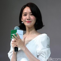 Dalam kesempatan tersebut, Yoona tentu tampak cantik seperti biasanya. Pemain film Confidential Assignment ini pun tampak bersinar dengan makeup wajah yang flawless. Foto: Mohammad Abduh/Wolipop