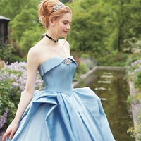 Cinderella dengan gaun biru ikoniknya. Foto: Dok. Disney Japan/Kuraudia Co.