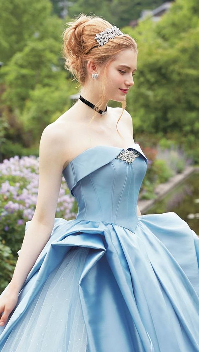 Cinderella dengan gaun biru ikoniknya. Foto: Dok. Disney Japan/Kuraudia Co.