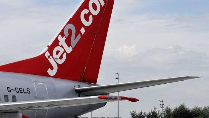 POLAND - JUNE 19:  An aircraft from the budget airline Jet2. com sits on the tarmac at the John Paul II International Airport Krakow - Balice Ltd., in Krakow, Poland, on Friday, June 19, 2009. The airport has regular direct air connections from and to major European and American hubs.  (Photo by John Guillemin/Bloomberg via Getty Images)