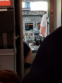 Bir yang terlihat di kokpit Jet2 tepat disebelah pilot.