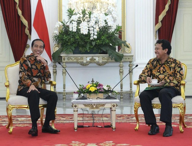 Jokowi memakai batik motif Sudagaran. Jenis batik ini telah mengalami modifikasi. Biasanya warnanya dibuat kontras antara motif batik dan warna dasar kain dengan motif tanaman dan satwa. Foto: Biro Pers Setpres