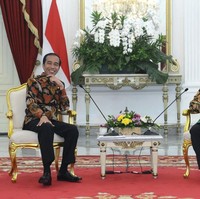 Jokowi memakai batik motif Sudagaran. Jenis batik ini telah mengalami modifikasi. Biasanya warnanya dibuat kontras antara motif batik dan warna dasar kain dengan motif tanaman dan satwa. Foto: Biro Pers Setpres