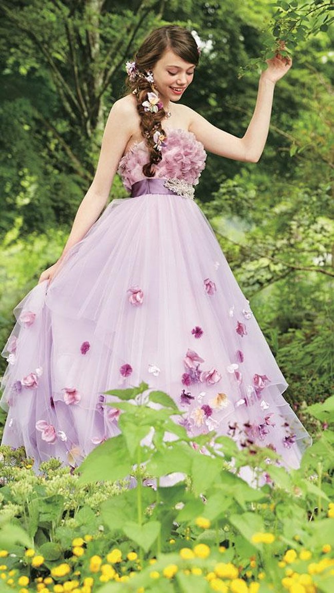 Gaun Rapunzel tampil cantik dengan embroidery bunga 3 dimensi di atas gaun berwarna lilac. Foto: Dok. Disney Japan/Kuraudia Co.