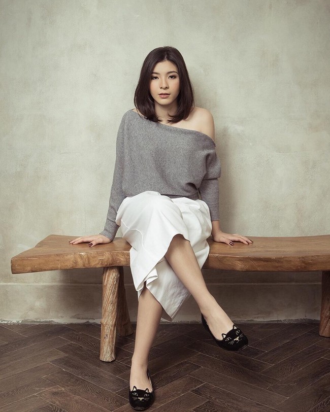 Shaloom Razade Syach terlihat cantik dengan atasan lengan panjang berwarna abu-abu yang dipakai dengan gaya one off shoulder. Tampilan putri artis Wulan Guritno ini semakin modis dengan celana kulot putih dan sepatu flat berwarna hitam bermotif kucing. Foto: Instagram