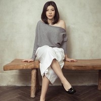 Shaloom Razade Syach terlihat cantik dengan atasan lengan panjang berwarna abu-abu yang dipakai dengan gaya one off shoulder. Tampilan putri artis Wulan Guritno ini semakin modis dengan celana kulot putih dan sepatu flat berwarna hitam bermotif kucing. Foto: Instagram