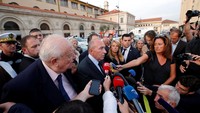 Mendagri Prancis Gerard Collomb memberikan pernyataan pers usai aparat menembak mati penikam yang merupakan agen ISIS tersebut. Foto: REUTERS/Jean-Paul Pelissier