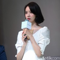 Ia pun mengaku senang bisa hadir di Jakarta. Pemandangan Indonesia bagus. Cuacanya cerah. Aku cuma pernah ke sini untuk bekerja. Aku belum pernah menikmati Indonesia. Kapan-kapan aku akan datang lagi untuk liburan, kata  Yoona. Foto: Mohammad Abduh/Wolipop