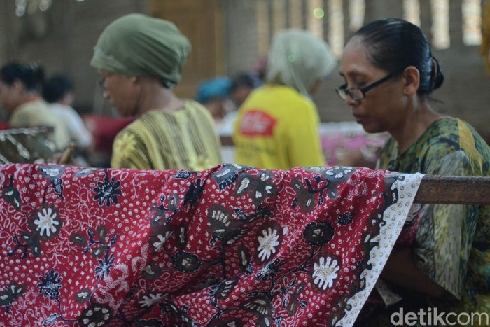 Batik tulis Lasem, Rembang merupakan perpaduan dua budaya yakni China dan Jawa.