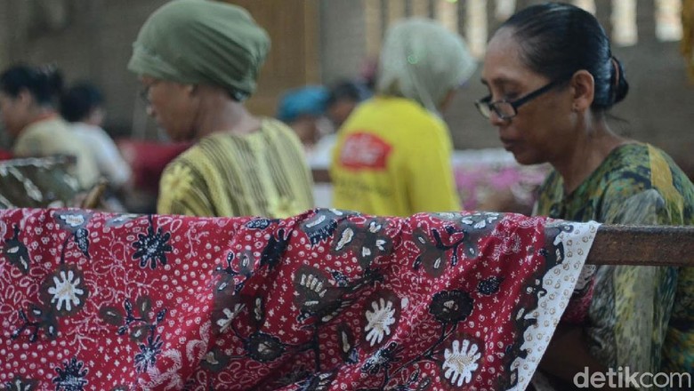 Batik Lasem, Rembang, Jawa Tengah Batik tulis Lasem, Rembang merupakan perpaduan dua budaya yakni China dan Jawa.