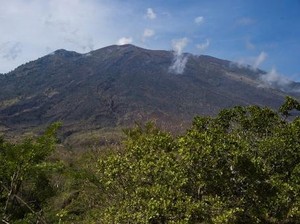 Warga Nekat Naik ke Kawah, BNPB: Gunung Agung Bisa Tiba-tiba Meletus
