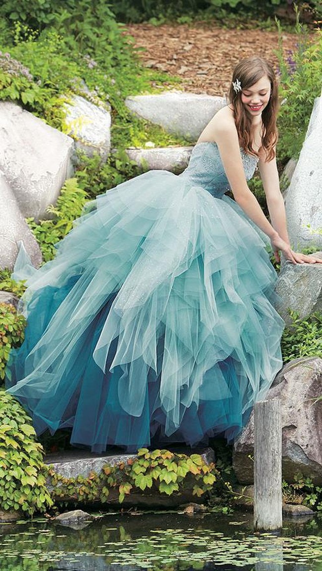 Ariel si Putri Duyung digambarkan dengan gaun ombre berwarna teal. Foto: Dok. Disney Japan/Kuraudia Co.