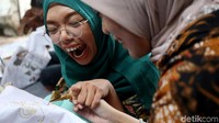 Keceriaan seorang penyandang difabel saat belajar membatik di Rumah Batik Palbatu, Jakarta, Senin (2/10/2017).