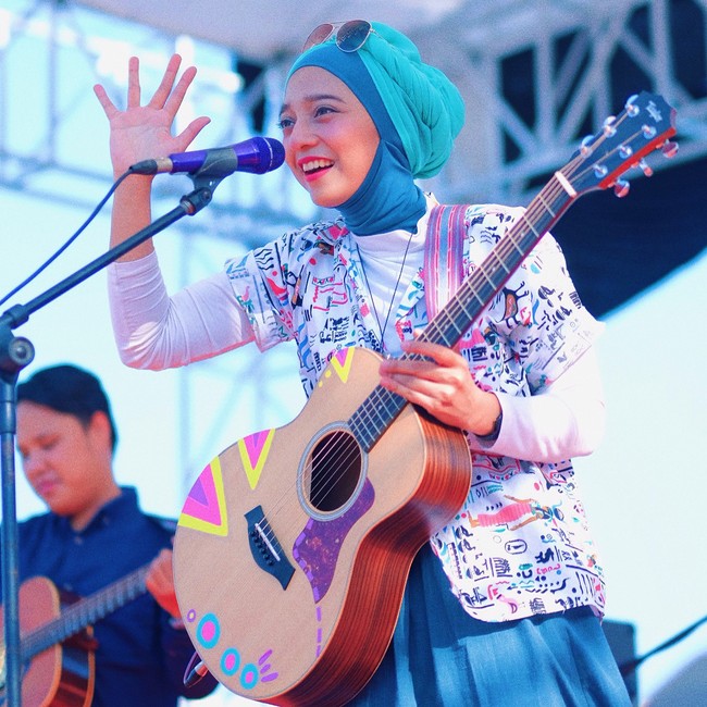 Putri pasangan Ikang Fawzi dan Marissa Haque tampil menawan dengan gayanya yang colourful. Marsha Chikita Fawzi terlihat memesona dengan gaya hijab model turban dan busana penuh motif yang dikombinasikan dengan rok berwarna biru. Foto: Instagram