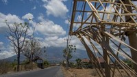 Devy menambahkan, kemungkinan bisa meletus itu tergantung seberapa besar tekanan di dalam perut gunung setinggi 3.142 Mdpl itu. Namun, tekanan yang bersumber dari gas tersebut perlahan keluar melalui retakan dan hotspot di kawah Gunung Agung. Foto: AFP