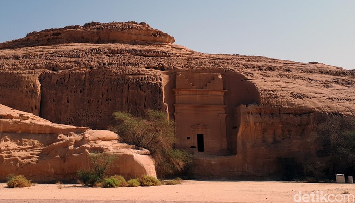 Madain Saleh adalah kawasan permukiman dan pemakanan di batuan purba di Kota al-Ula, Provinsi Madinah, Arab Saudi. Pola dan bentuknya mirip Petra di Yordania.