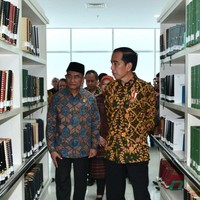 Kemeja ini merupakan perpaduan dari motif batik Buketan yang dikombinasikan dengan batik Ceplok Truntum. Foto: detikfoto