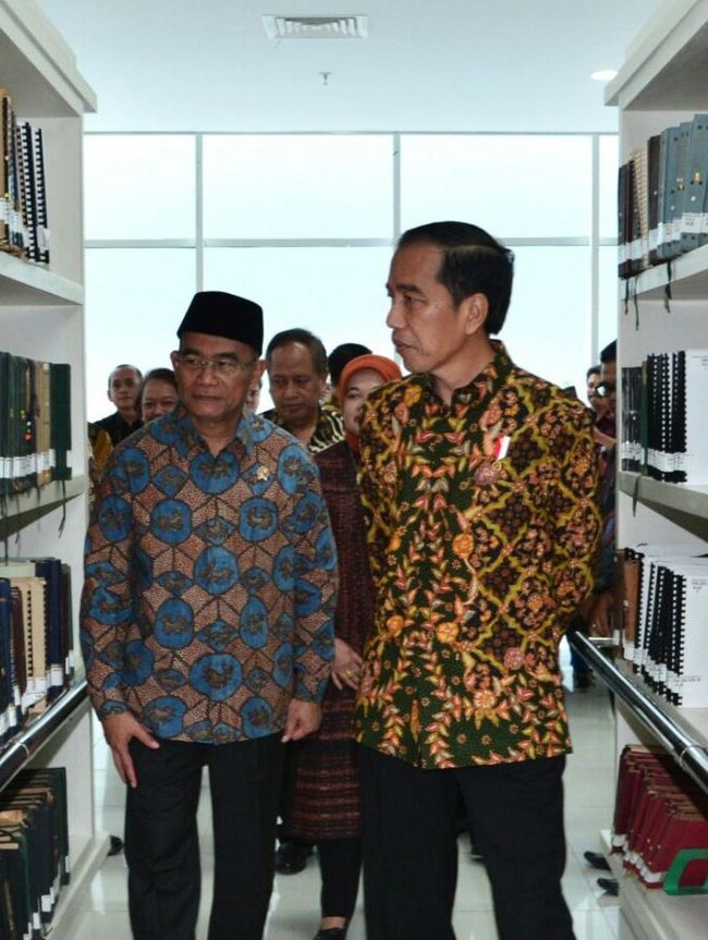 Kemeja ini merupakan perpaduan dari motif batik Buketan yang dikombinasikan dengan batik Ceplok Truntum. Foto: detikfoto