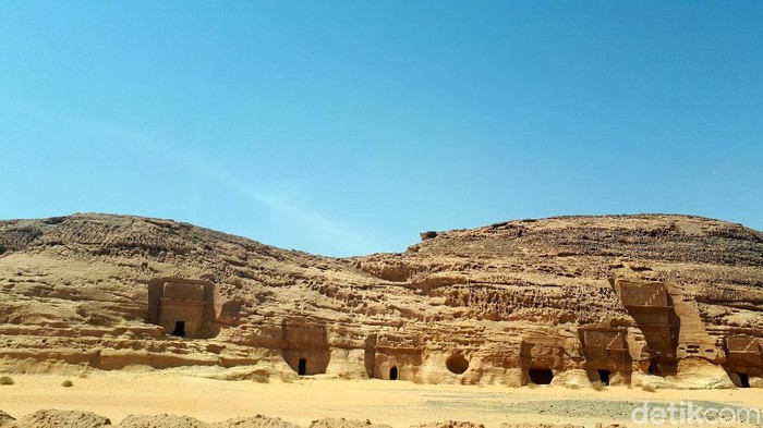 Madain Saleh adalah kawasan permukiman dan pemakanan di batuan purba di Kota al-Ula, Provinsi Madinah, Arab Saudi. Pola dan bentuknya mirip Petra di Yordania.