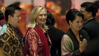 Dalam pertemuan pemimpin se-Asia dan Pasifik di Nusa Dua. Bali pada 2011 lalu, sejumlah tokoh dunia memakai batik. Salah satunya adalah Hillary Clinton yang pada saat itu menjabat sebagai Menteri Luar Negeri AS. 