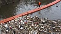 Sampah tampak menumpuk di Pintu Air Manggarai, Jakarta.