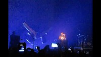 Awalnya, semua berjalan biasa saja, konser tersebut begitu lancar. Foto: Youtube