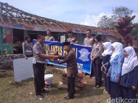 Polisi Garut Bantu Perbaiki Bangunan PAUD yang Nyaris Ambruk