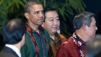 Sementara SBY memakai kemeja berwarna merah. 