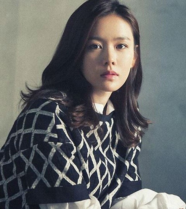 Kesibukan di industri film yang dialami oleh aktris berusia 37 tahun ini kerap kali membuatnya tak memiliki cukup waktu tidur. Son Ye Jin pun menambahkan untk mengonsumsi lebih banyak air dan buah demi kulit wajahnya tetap sehat. Foto: Instagram