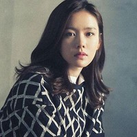 Kesibukan di industri film yang dialami oleh aktris berusia 37 tahun ini kerap kali membuatnya tak memiliki cukup waktu tidur. Son Ye Jin pun menambahkan untk mengonsumsi lebih banyak air dan buah demi kulit wajahnya tetap sehat. Foto: Instagram