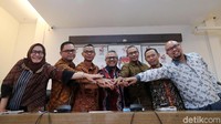 (Kiri ke kanan) Komisioner KPU Evi Novida Ginting, Komisioner KPU Viryan Azis, Komisioner KPU Wahyu Setiawan, Ketua KPU Arief Budiman, Komisioner KPU Hasyim Asyari, Komisioner KPU Pramono Ubaid Tanthowi, dan Komisioner KPU Ilham Saputra menyatukan tangan di sela-sela memberikan pengumuman soal dibukanya pendaftaran parpol calon peserta Pemilu 2019 di kantor KPU, Jakarta, Senin (2/10/2017).