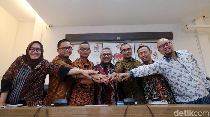 (Kiri ke kanan) Komisioner KPU Evi Novida Ginting, Komisioner KPU Viryan Azis, Komisioner KPU Wahyu Setiawan, Ketua KPU Arief Budiman, Komisioner KPU Hasyim Asyari, Komisioner KPU Pramono Ubaid Tanthowi, dan Komisioner KPU Ilham Saputra menyatukan tangan di sela-sela memberikan pengumuman soal dibukanya pendaftaran parpol calon peserta Pemilu 2019 di kantor KPU, Jakarta, Senin (2/10/2017).