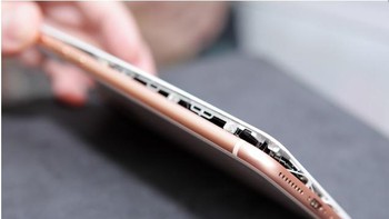 Saat men-charging, dia menggunakan kabel asli. Tapi setelah tiga menit diisi ulang, tiba-tiba iPhonenya meledak. Foto: Appledaily
