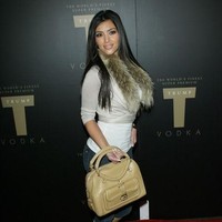 Gaya Kim Kardashian di 2007 terlihat jadul. Dia masih suka pakai aksesori bulu-bulu.  Foto: dok. Getty Images