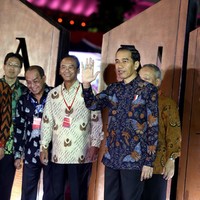 Batik motif kupu-kupu yang dipakai Jokowi ini merupakan modifikasi dari batik Buketan. Penambahan motif bunga dan tanaman menyiratkan tanah Jawa yang selalu subur. Foto: detikfoto