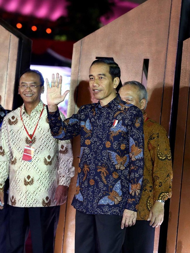 Batik motif kupu-kupu yang dipakai Jokowi ini merupakan modifikasi dari batik Buketan. Penambahan motif bunga dan tanaman menyiratkan tanah Jawa yang selalu subur. Foto: detikfoto