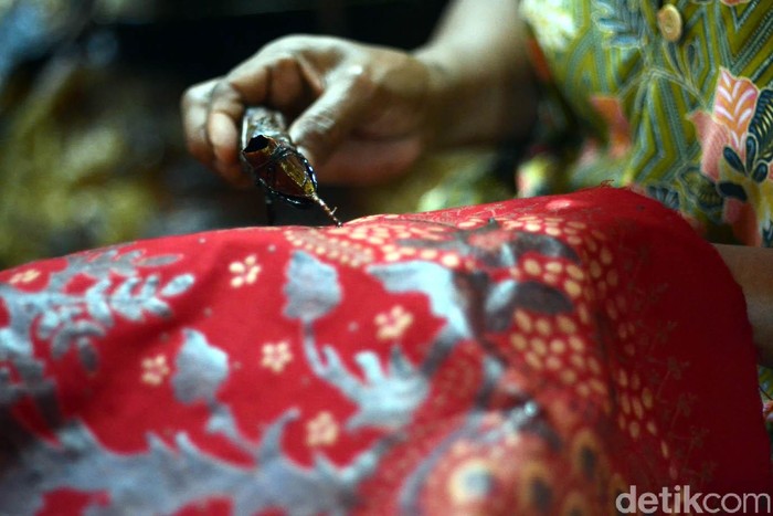 Batik tulis Lasem, Rembang merupakan perpaduan dua budaya yakni China dan Jawa.