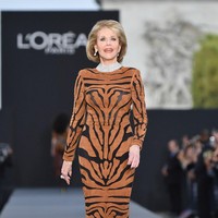 Begini aksi Jane Fonda saat berjalan di catwalk Paris Fashion Week. Gaya Jane nggak kalah dari para seniornya. (Foto: dok. Getty Images)